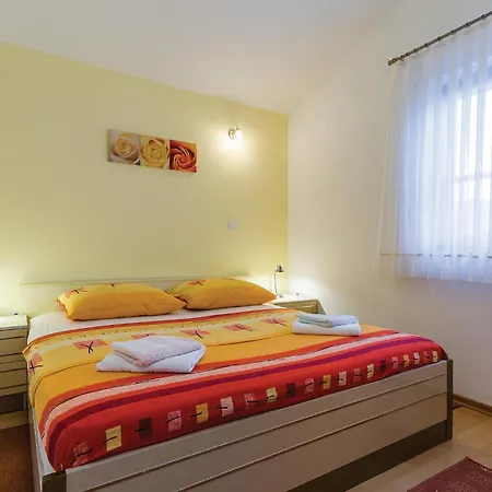 2 Bedroom Beautiful In Vakantiehuis Pula