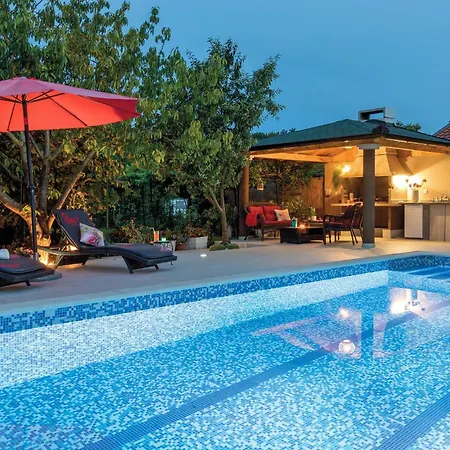 Ferienhaus 2 Bedroom Beautiful In Pula