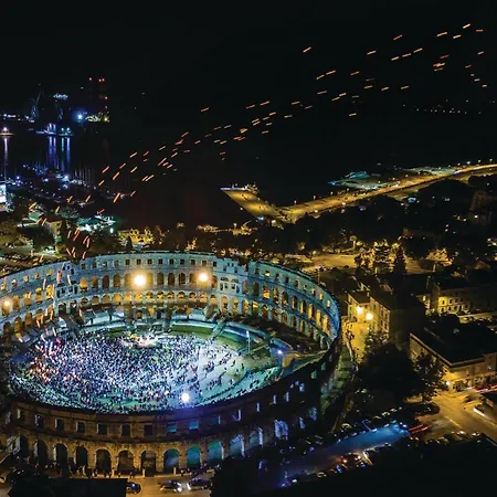 2 Bedroom Beautiful In Ferienhaus Pula