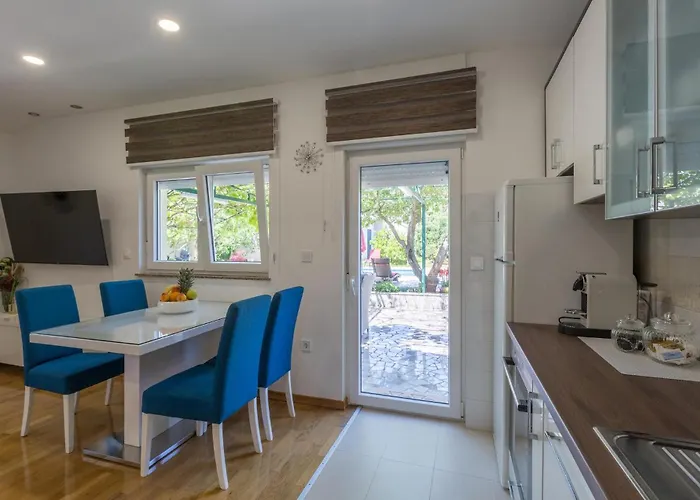 2 Bedroom Beautiful In Semesterbostad