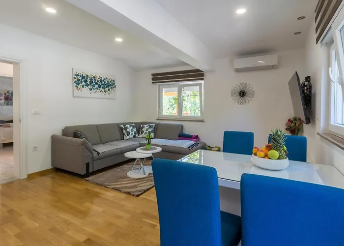 2 Bedroom Beautiful In Prázdninový dům Pula