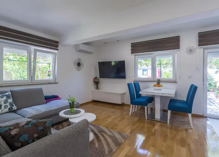 2 Bedroom Beautiful In Prázdninový dům *