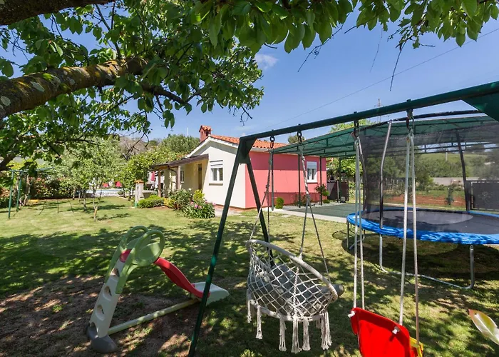 2 Bedroom Beautiful In Prázdninový dům Pula