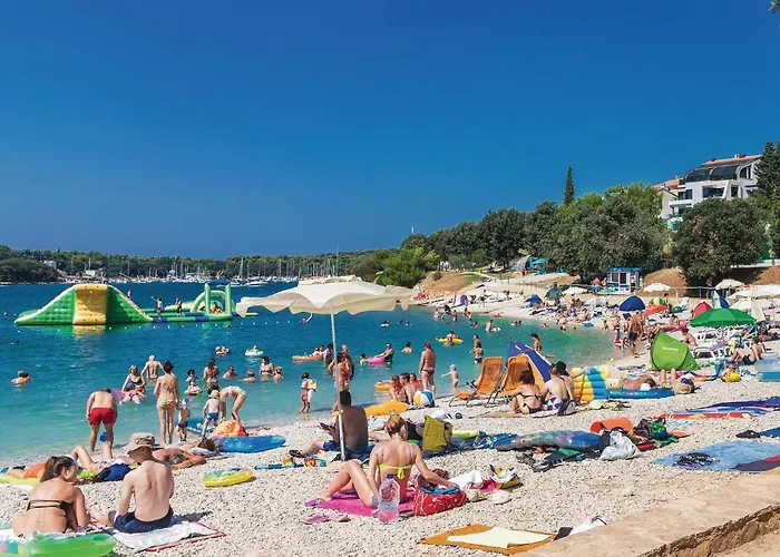 2 Bedroom Beautiful In Prázdninový dům Pula