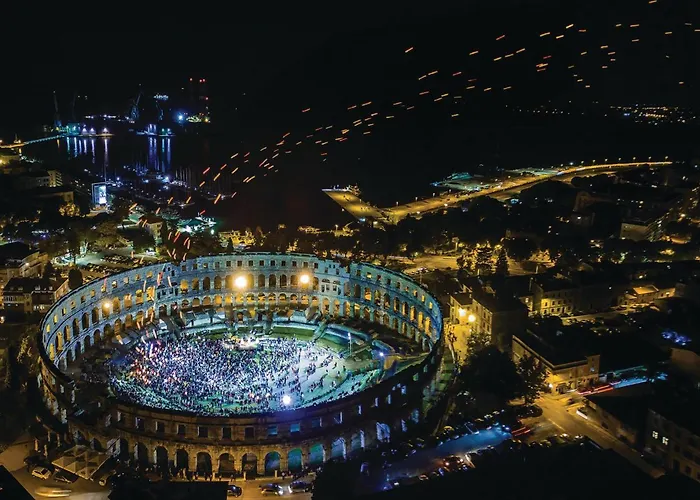 2 Bedroom Beautiful In Prázdninový dům Pula